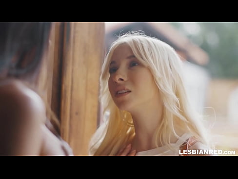 ❤️ Tagann an cailín abhaile cúpla mí ina dhiaidh sin agus itheann sí pussy a leasmham ❤️ Sluts linn ﹏